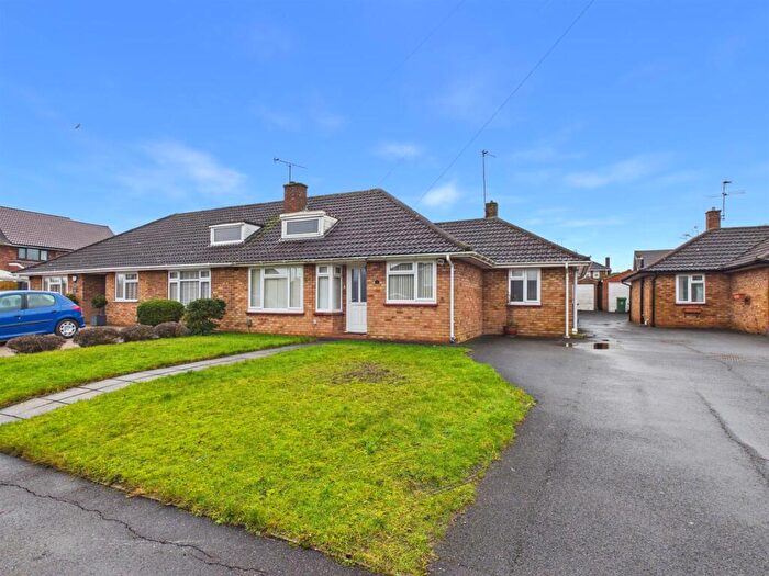 3 Bedroom Bungalow For Sale In Kendal Close, Bedgrove, Aylesbury, HP21
