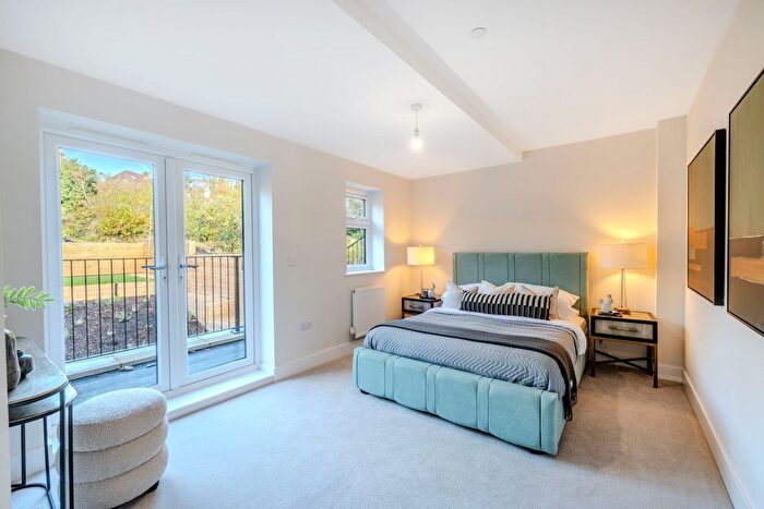 3 Bedroom Flat For Sale In The Grove, Couldson, CR5