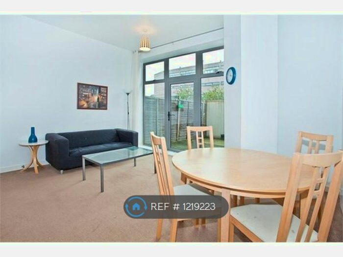2 Bedroom Flat To Rent In Kingsley Mews, London, IG1