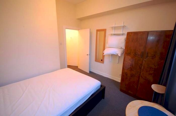 2 Bedroom Flat To Rent In Broughton Road, Flat, EH7