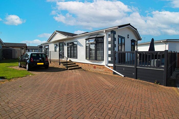2 Bedroom Mobile/park Home For Sale In The Oaks, Battlesbridge, SS11