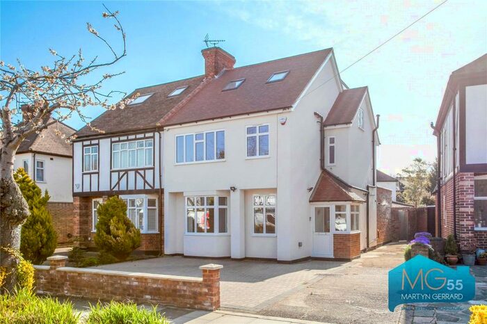 4 Bedroom Semi-Detached House To Rent In Greenway, Southgate, London, N14