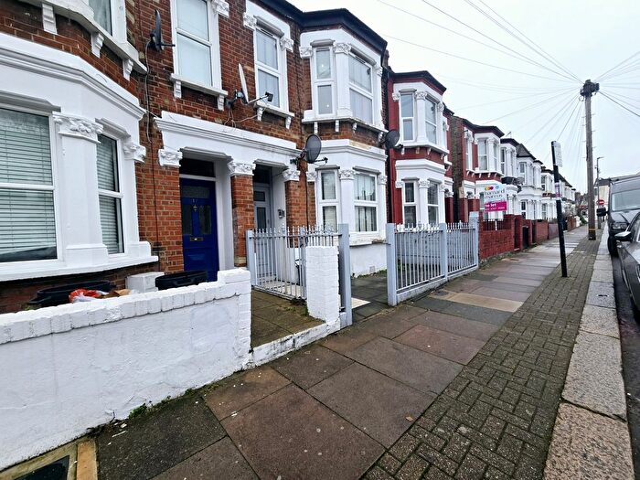 3 Bedroom Flat To Rent In Kellino Street, Tooting, SW17