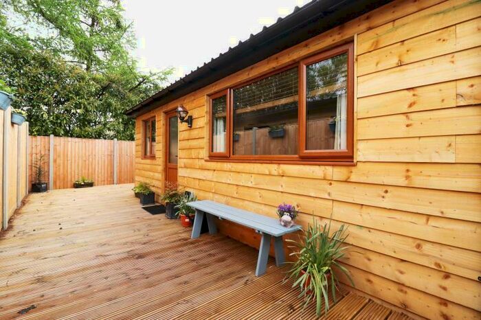 1 Bedroom Flat To Rent In Cabin Lyne Lane, Lyne, KT16