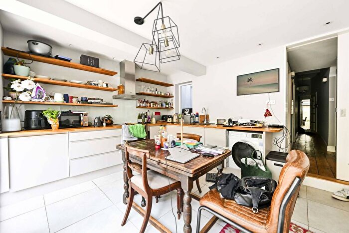 2 Bedroom Flat To Rent In Marney Road, Clapham Common North Side, London, SW11