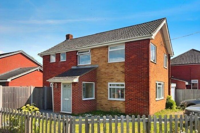 4 Bedroom Link Detached House To Rent In Rowan Road, Tadley, RG26