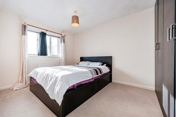 3 Bedroom Detached House For Sale In Dulverton Drive, Furzton, Milton Keynes, MK4