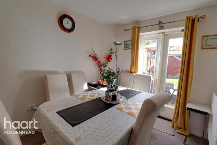 3 Bedroom End Of Terrace House For Sale In Pakenham Road, Bracknell, RG12