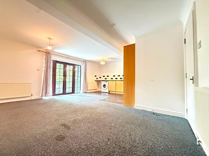 2 Bedroom Flat To Rent In Mounts Road, Greenhithe, DA9