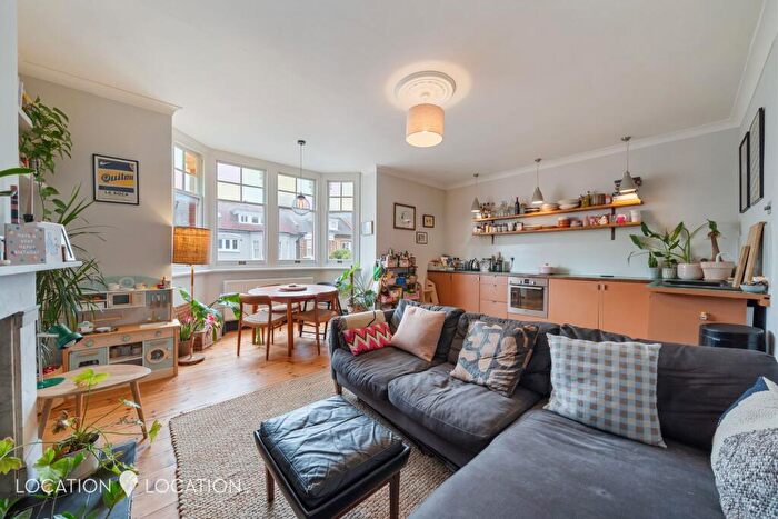 2 Bedroom Flat For Sale In Cranwich Road, London, N16