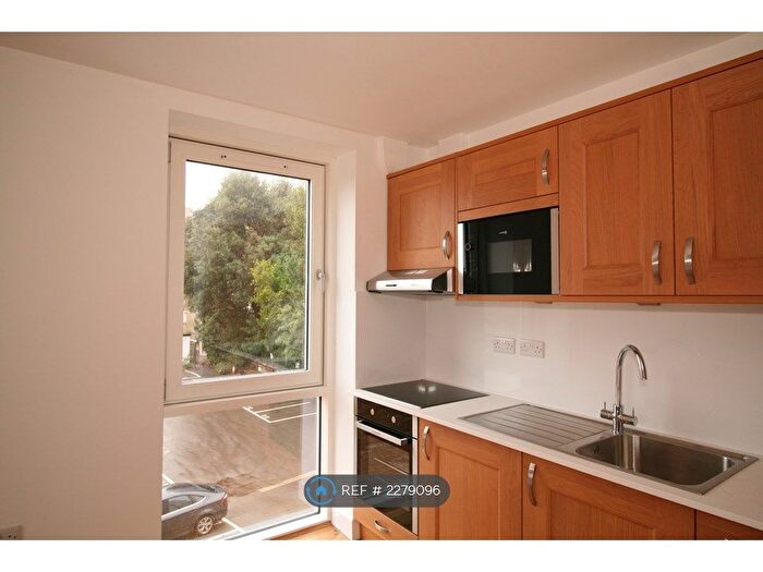 2 Bedroom Flat To Rent In St. Stephen Martyr, Bournemouth, BH2