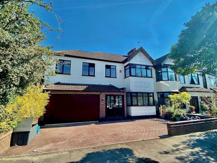 5 Bedroom House To Rent In Sunnymede Drive, IG6