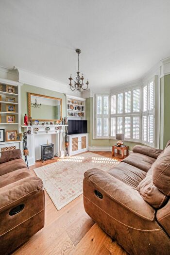5 Bedroom End Of Terrace House For Sale In Hither Green Lane, London, SE13