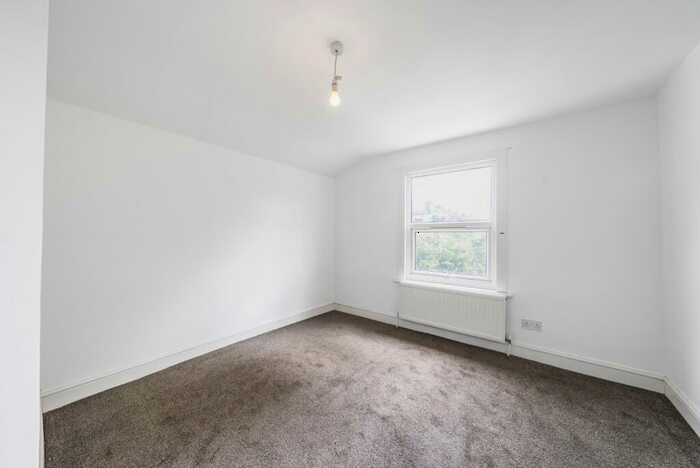 2 Bedroom Apartment To Rent In Oakhurst Grove, London, Greater London, SE22