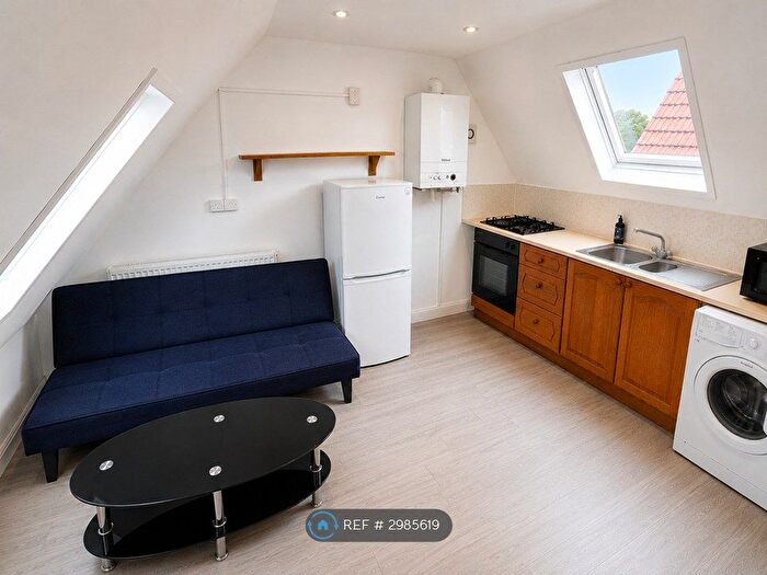 1 Bedroom Flat To Rent In Catherine Gardens, Hounslow, TW3