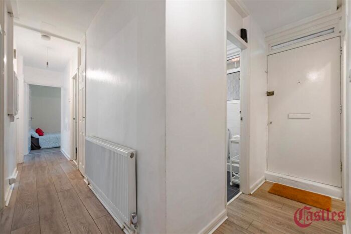 3 Bedroom Flat For Sale In Butfield House, Stevens Avenue, London, E9 - Photo 10