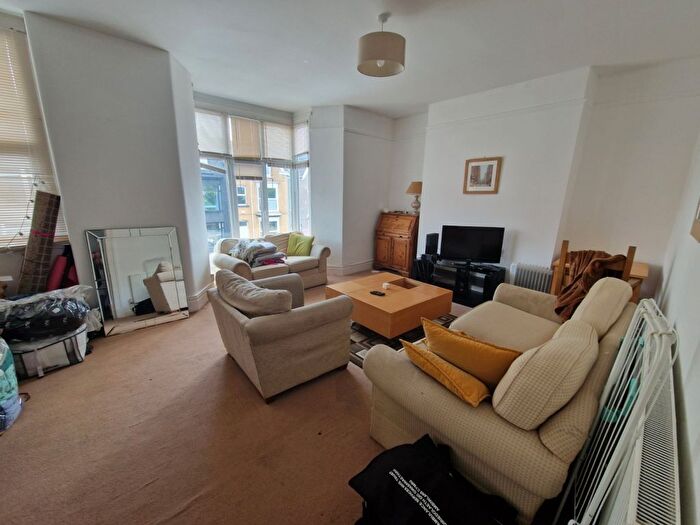 3 Bedroom Flat To Rent In Gwydr Cres, Uplands, Swansea, SA2