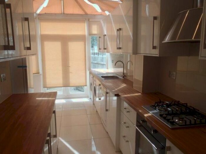 4 Bedroom Semi-Detached House To Rent In Linkside, London, N12