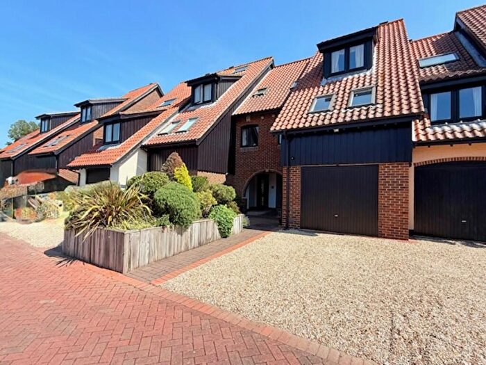 4 Bedroom Town House For Sale In White Heather Court, Hythe Marina Village, SO45