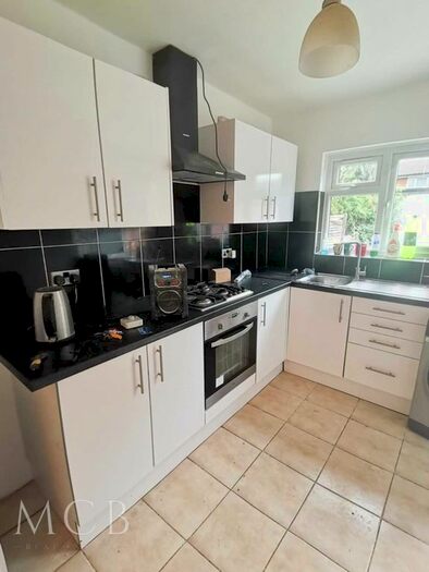 4 Bedroom Semi-Detached House To Rent In Whitethorn Avenue, West Drayton, UB7