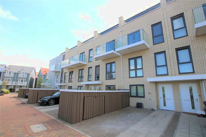 4 Bedroom Town House To Rent In Champlain Street, Reading, Berkshire, RG2