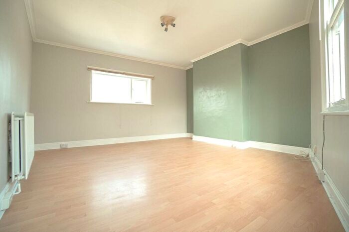 1 Bedroom Flat To Rent In Oakwood Avenue, Oakwood, Leeds, LS8