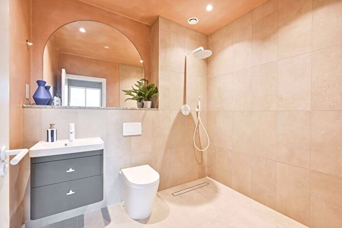 2 Bedroom Flat For Sale In The Curve, Ladbroke Grove, London, W10