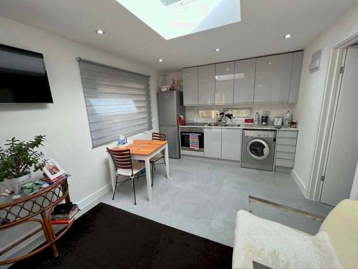 1 Bedroom Bungalow To Rent In Ridge Close, London, NW4