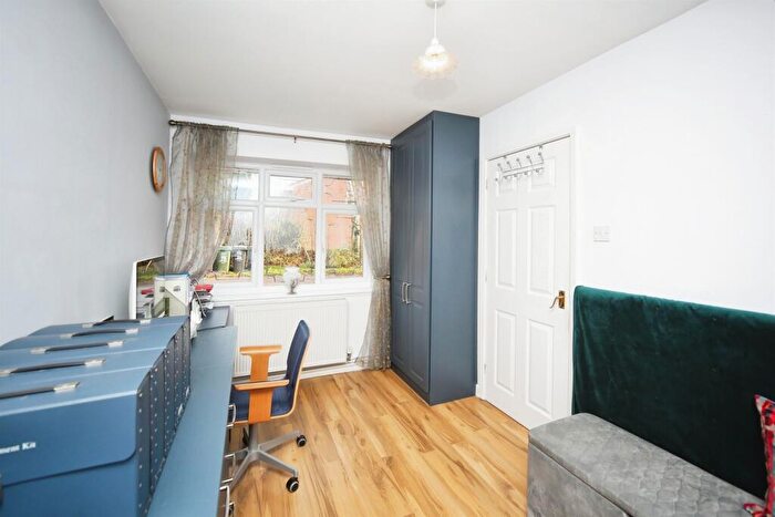 3 Bedroom Detached House For Sale In Northfield Close, Redditch, B98