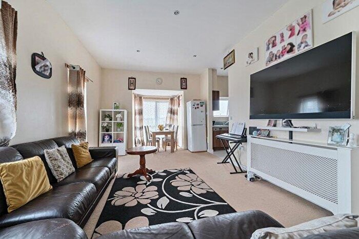 3 Bedroom Flat For Sale In Puffin Way, Reading, Berkshire, RG2
