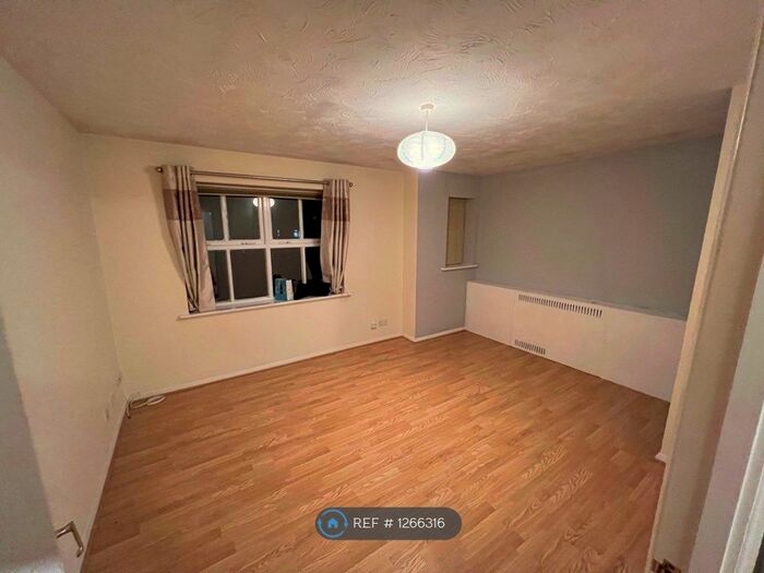 2 Bedroom Flat To Rent In Elm Park, Reading RG30