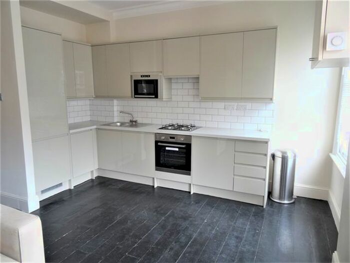 2 Bedroom Flat To Rent In B Comyn Road, Clapham, London, SW11