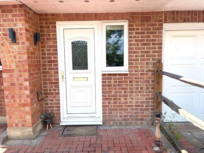 Studio To Rent In Oakhill Close, Ashtead, KT21
