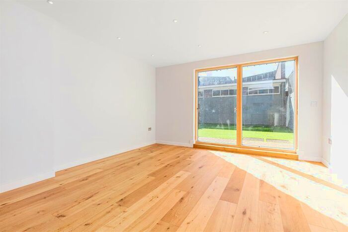 3 Bedroom Flat To Rent In Stepney Way, E1