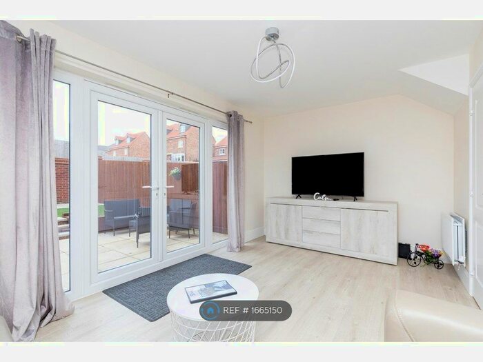 4 Bedroom Terraced House To Rent In Hillside Close, Wakefield, WF2