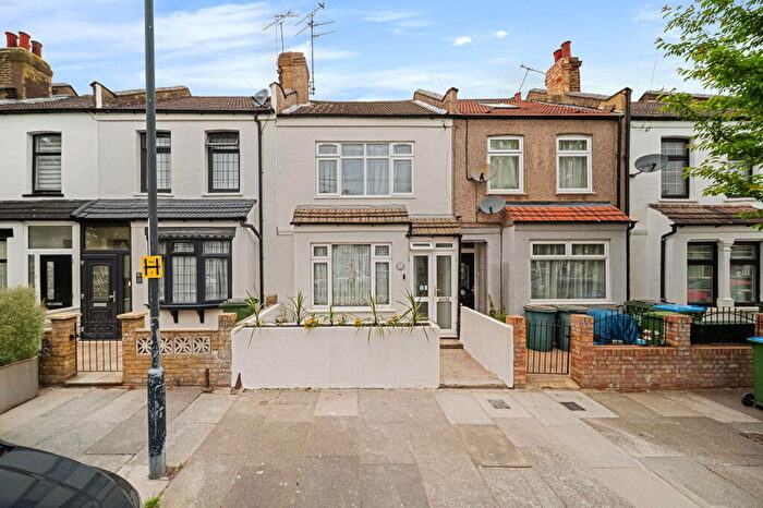 2 Bedroom Maisonette For Sale In Malton Street, Plumstead, London, SE18