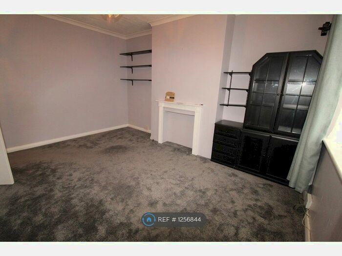 2 Bedroom Maisonette To Rent In Windsor Close, Northwood HA6
