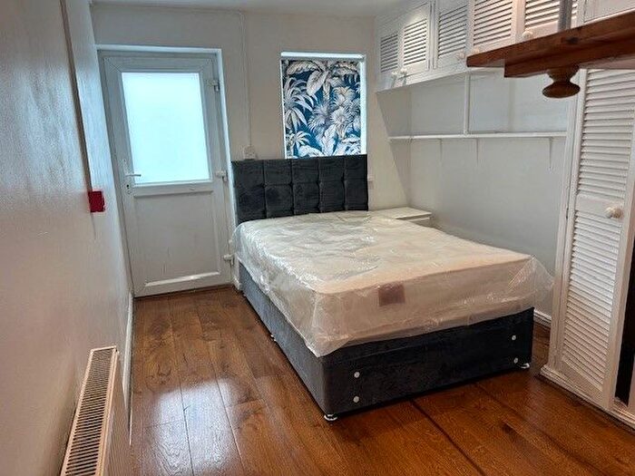 Studio To Rent In Blanchedowne, London, SE5