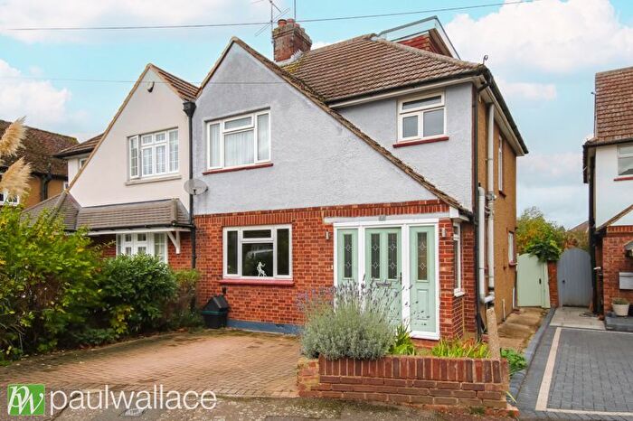 5 Bedroom Semi Detached House For Sale In Cranbourne Drive, Hoddesdon, EN11