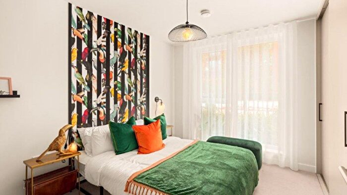 1 Bedroom Flat For Sale In Cedrus Avenue, Southall, UB1