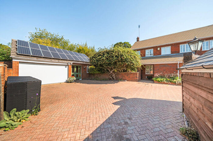 3 Bedroom Detached House For Sale In High Street South, Dunstable, Bedfordshire, LU6