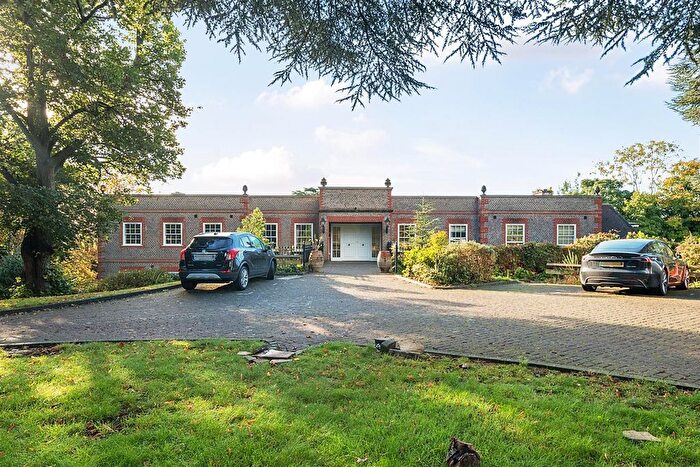 2 Bedroom Flat For Sale In Treetops, Caversham, Reading, RG4