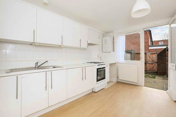 2 Bedroom Flat To Rent In Riverton Close, London, W9