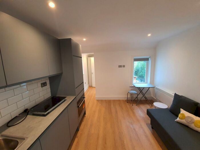 Studio To Rent In Temple Gardens, London, NW11