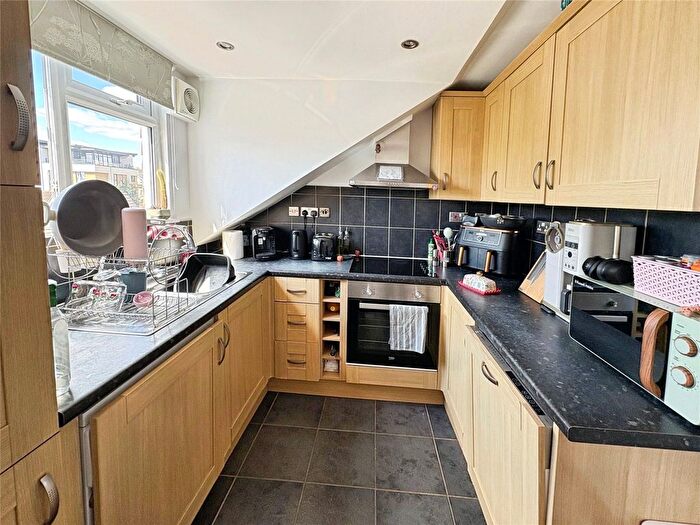 1 Bedroom Flat To Rent In Kingfield Road, Woking, Surrey, GU22