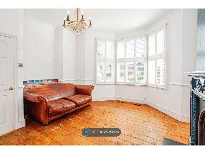 2 Bedroom Flat To Rent In Southend On Sea, Southend-On-Sea, SS1