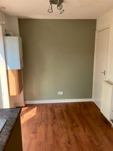 2 Bedroom House To Rent In Oaklea, Tiverton, EX16