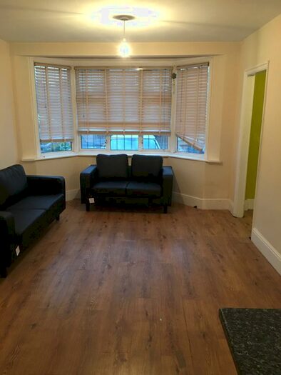 3 Bedroom Semi-Detached House To Rent In Brackley Square, Woodford Green Ilford, Ig10