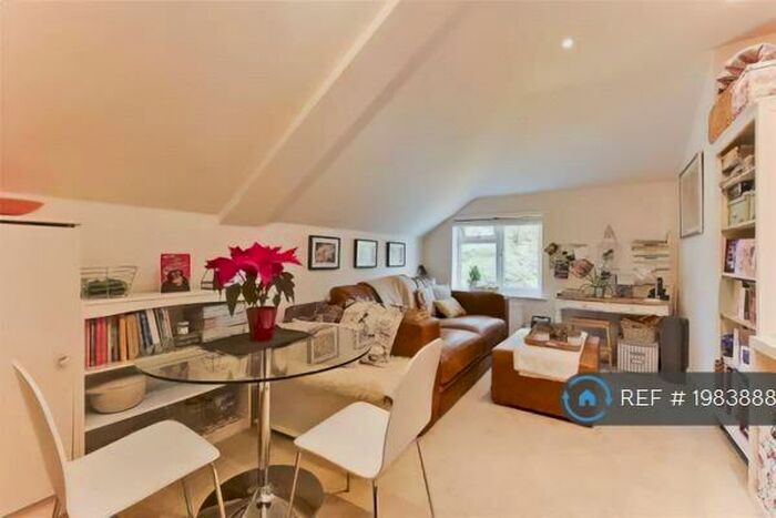 1 Bedroom Flat To Rent In The Hall, Weybridge, KT13