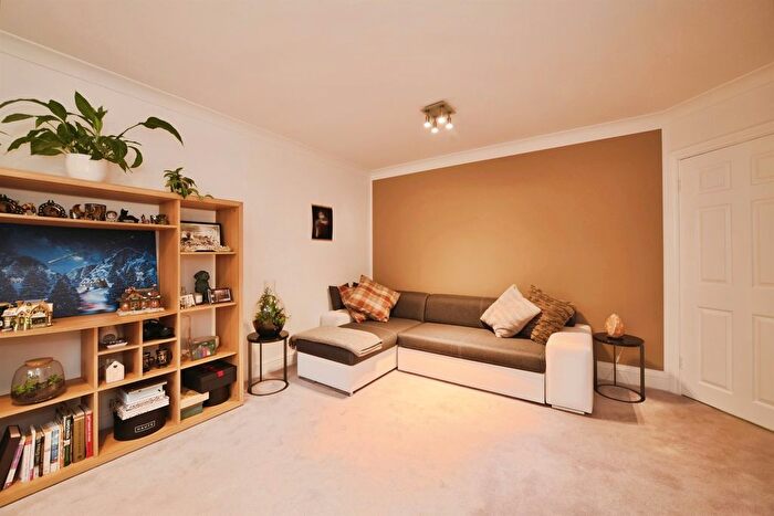 1 Bedroom Flat For Sale In The Beeches, Watford, WD18